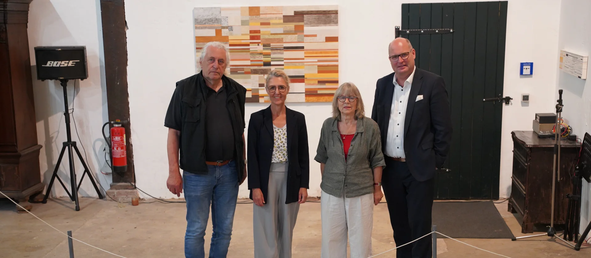(v. l.) Bernhard Brakenhoff, Geschäftsführer Planungsgruppe Brakenhoff GmbH, Anja Palloks, Volksbank Westerstede eG, die aus Westerstede stammende Künstlerin Elvira Wersche und Sefan Terveer, Vorstand Volksbank Westerstede eG