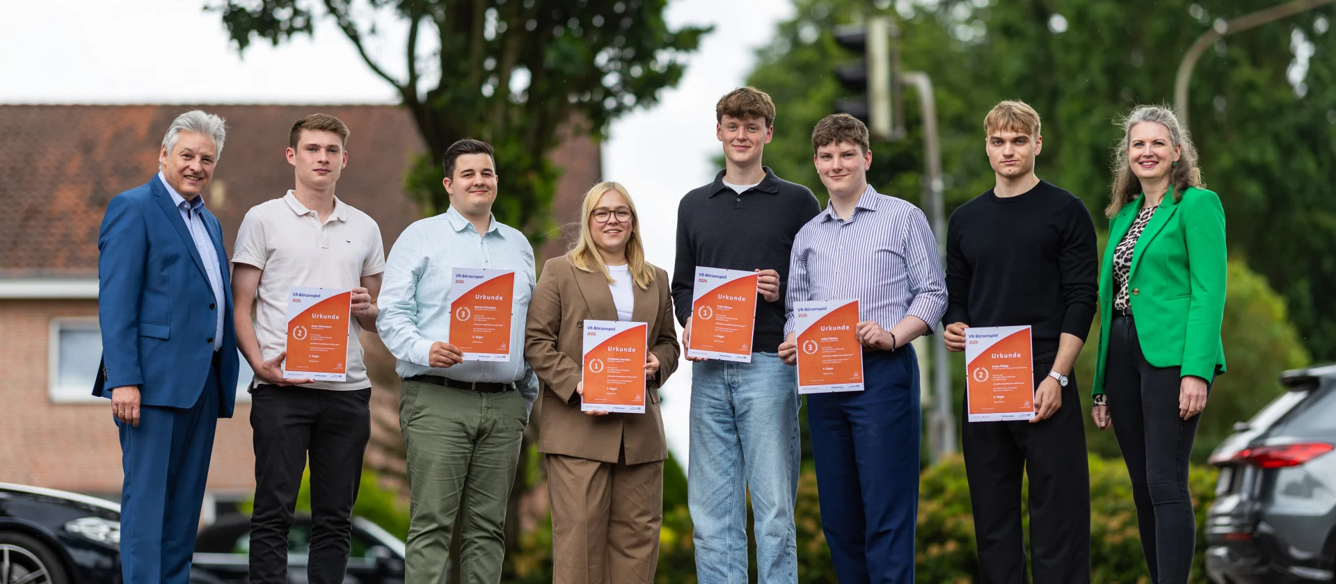 Ulrich Bossler, Geschäftsführer der Digital Project GmbH (li.) gratulierte den Preisträgerinnen und  Preisträgern gemeinsam mit Stephanie Hempel, Geschäftsführerin der Arbeitsgemeinschaft der Volksbanken und Raiffeisenbanken in Weser-Ems (re.).