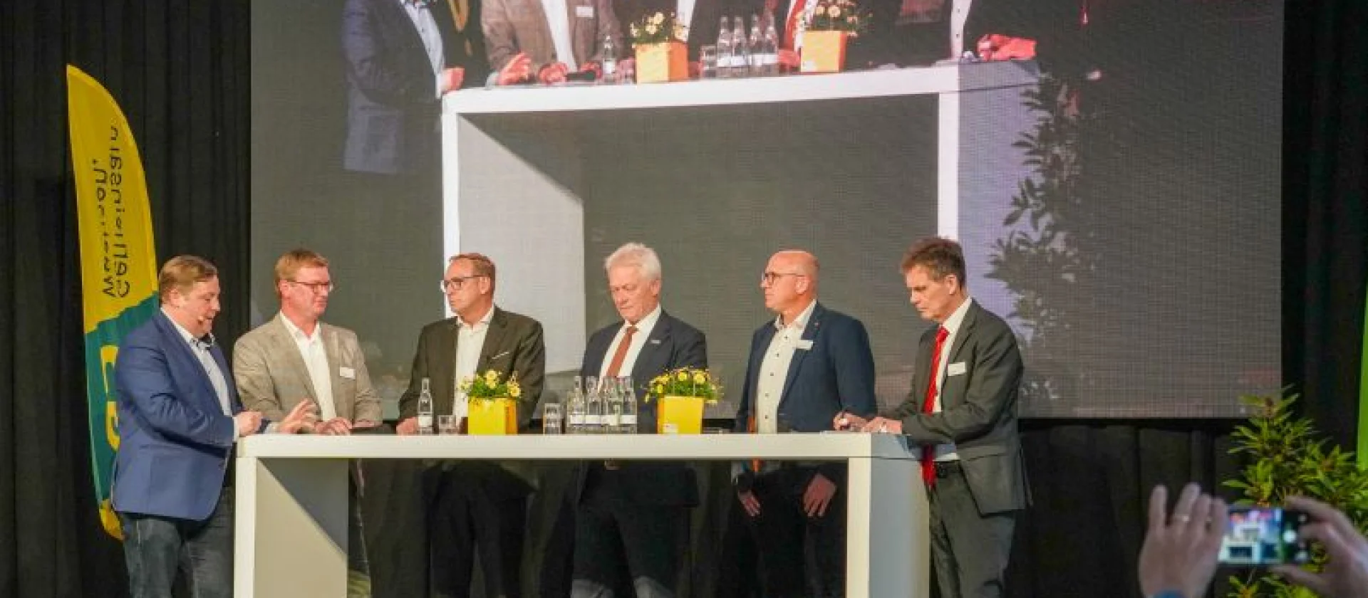 Von links: Christoph Metzner (Leiter Public Affairs, Deutscher Raiffeisenverband e.V.), Henning Kock (Landwirt aus Bühren), Franz-Josef Holzenkamp (Präsident des Deutschen Raiffeisenverbandes), Alois Rainer (Bundesminister für Landwirtschaft, Ernährung und Heimat), Jens Suren-Schmits (Landwirt aus Stavern), Jan Müller (Präsident IHK Oldenburg)