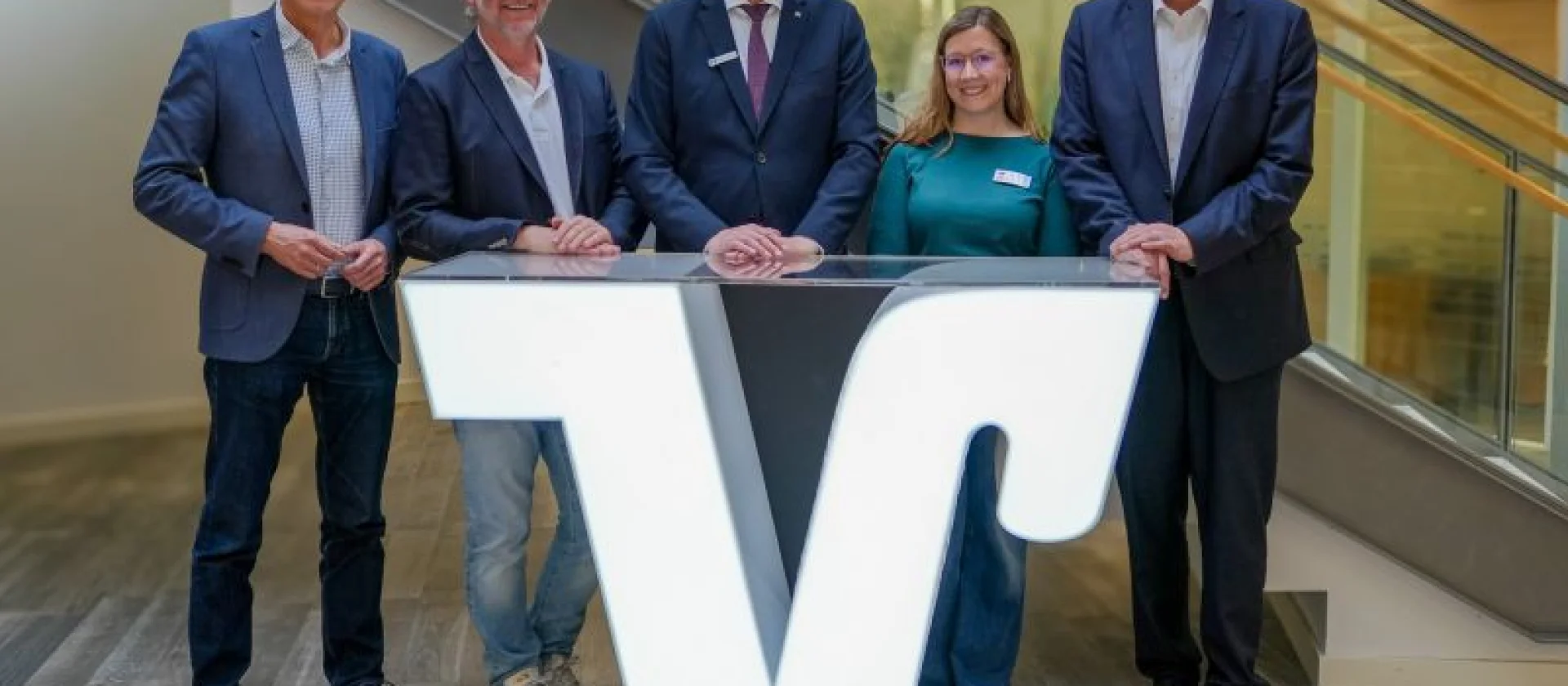 Von links: Dieter Krone (Oberbürgermeister Stadt Lingen), Reinhold Tattermusch (Regionalkoordinator für nachhaltige Schülerfirmen im südlichen Emsland und Grafschaft Bentheim), Jürgen Hölscher (Vorstand Emsländische Volksbank eG), Nina Peuckert (Projektmanagerin Bildung & Fachkräfte Wirtschaftsvereinigung Grafschaft Bentheim e.V.) und Marc-André Burgdorf (Landrat Landkreis Emsland)