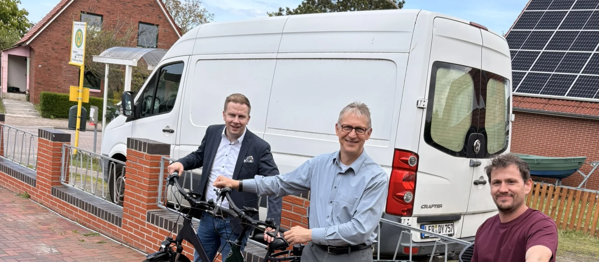 v.l.: Philipp Hölscher, VR Smart Finanz, Lutz Frerichs, Raiffeisen-Volksbank Fresena eG und Sebastian „Basti“ Marx, Dynamo-Fahrradverleih