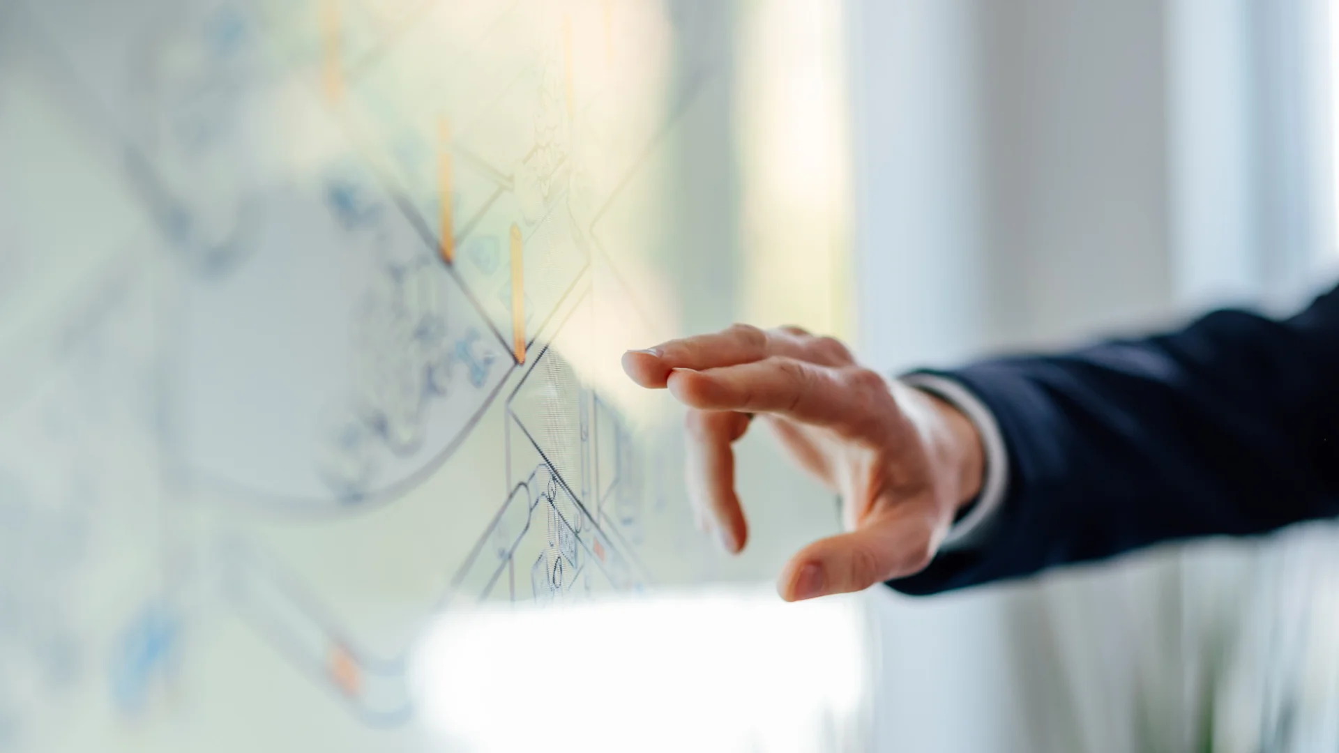 Eine Hand zeigt auf eine digitale Darstellung mit Linien und Markierungen. Das Bild steht für strategische Unternehmensberatung und Orientierung für Genossenschaftsbanken in Weser-Ems.