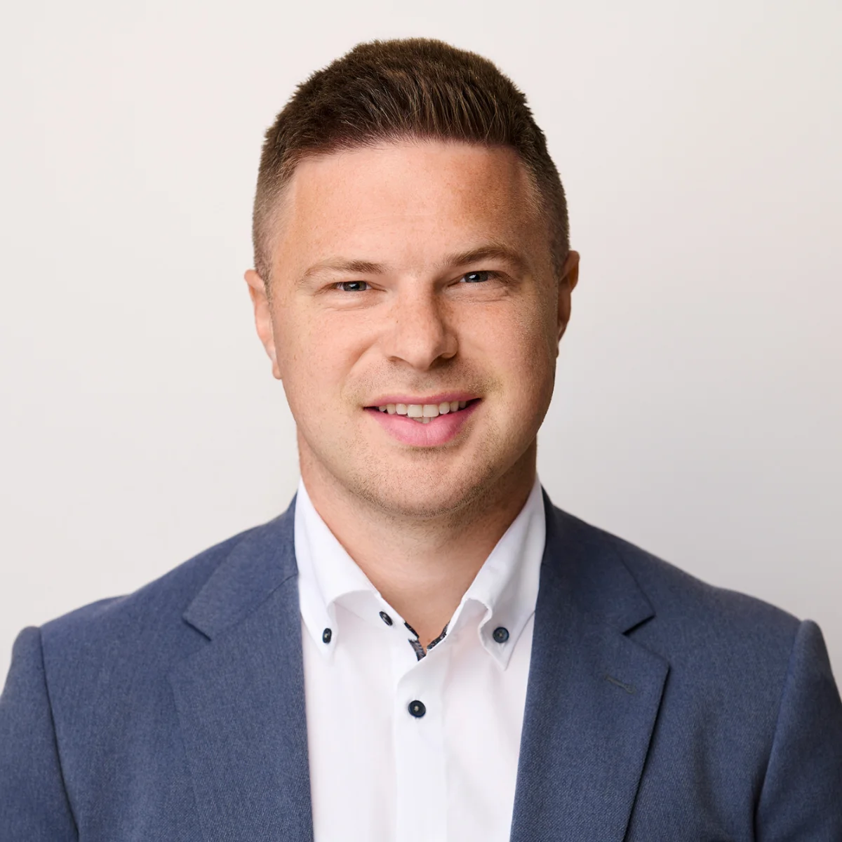 Porträt von Simon Schmagt. Das Bild begleitet seinen Erfahrungsbericht über die Ausbildung zum Verbandsprüfer beim GVWE.