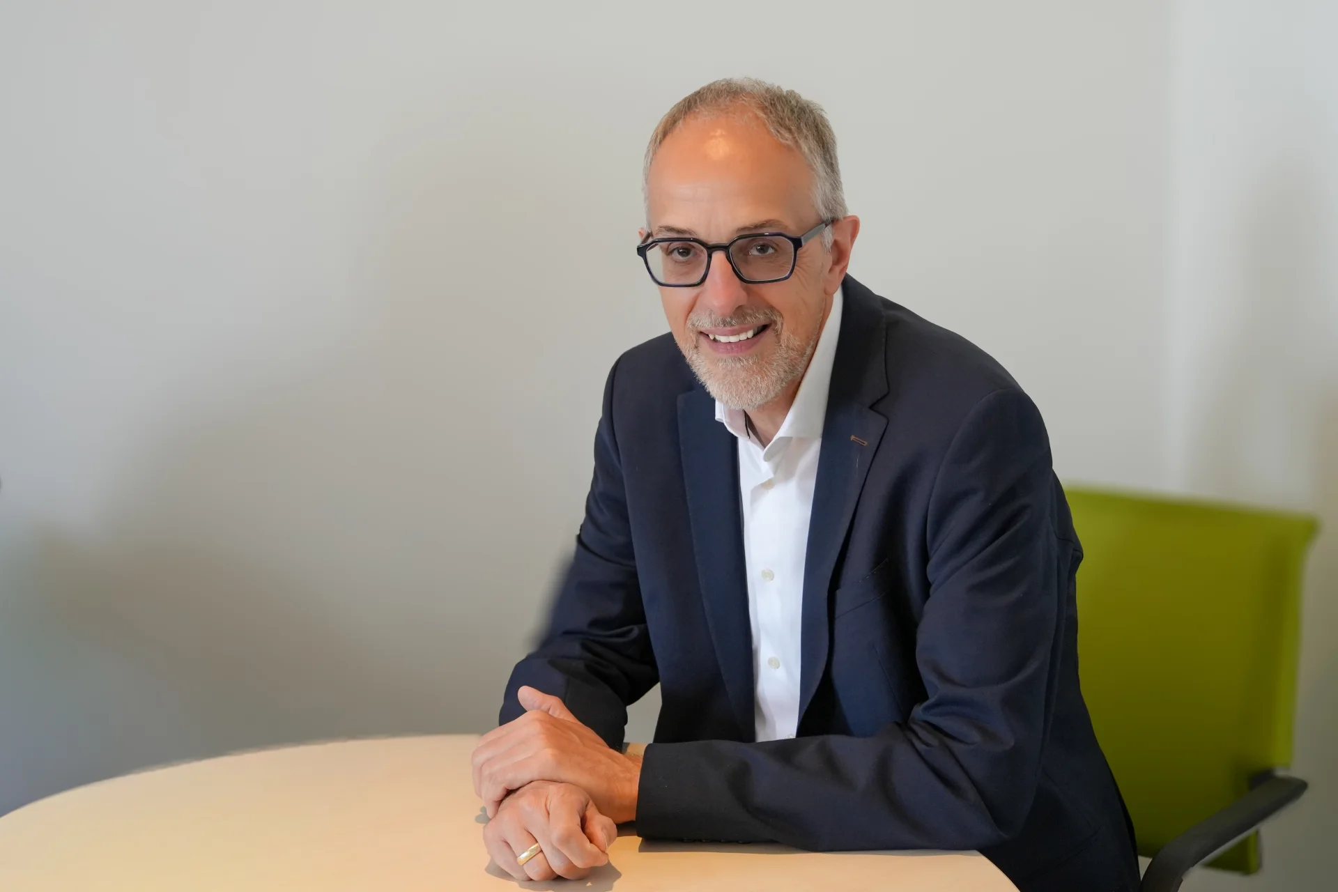 Porträt von Axel Schwengels, Verbandsdirektor des Genossenschaftsverbands Weser-Ems, an einem Besprechungstisch.