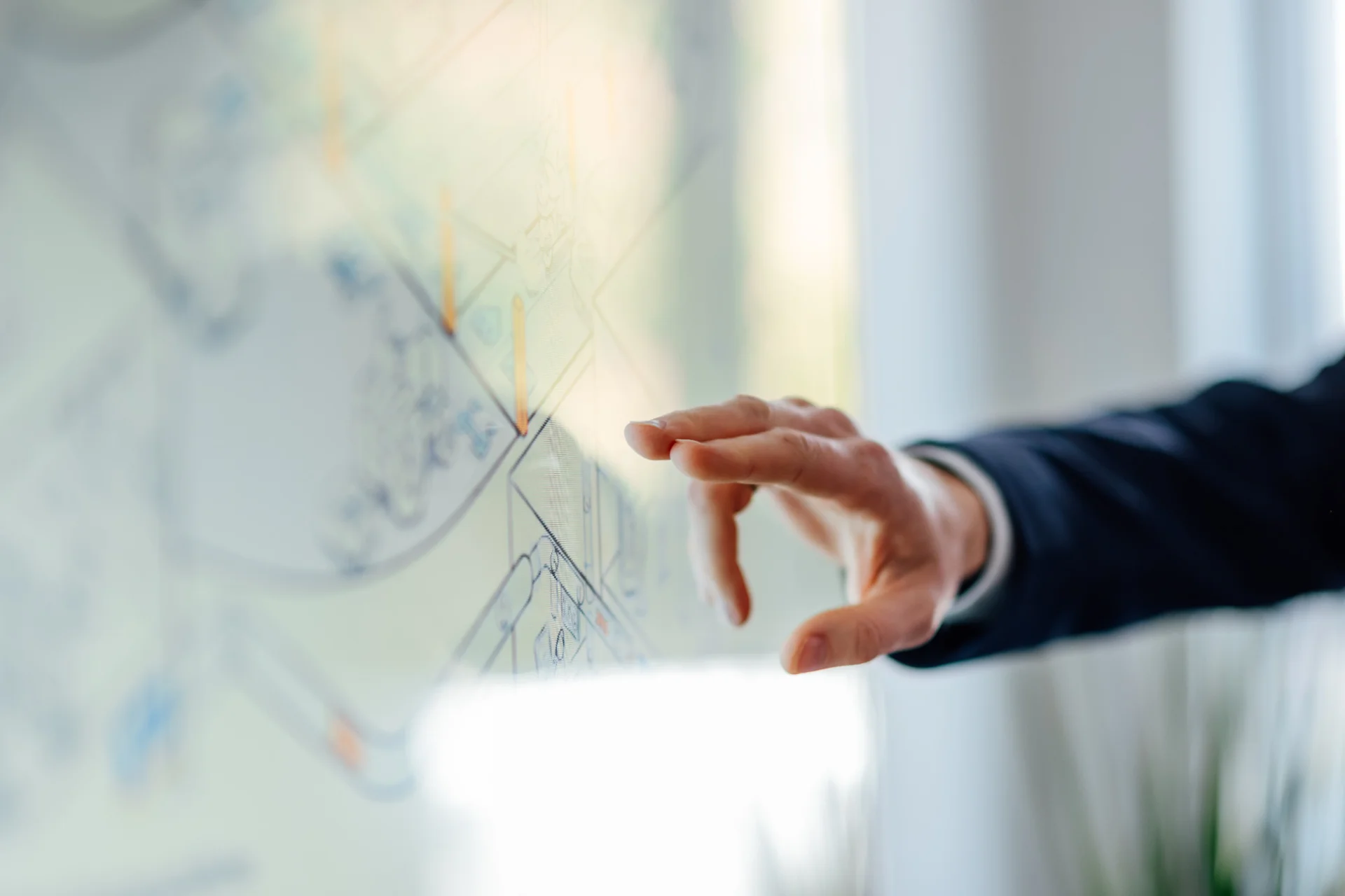 Eine Hand zeigt auf eine digitale Darstellung mit Linien und Markierungen. Das Bild steht für strategische Unternehmensberatung und Orientierung für Genossenschaftsbanken in Weser-Ems.