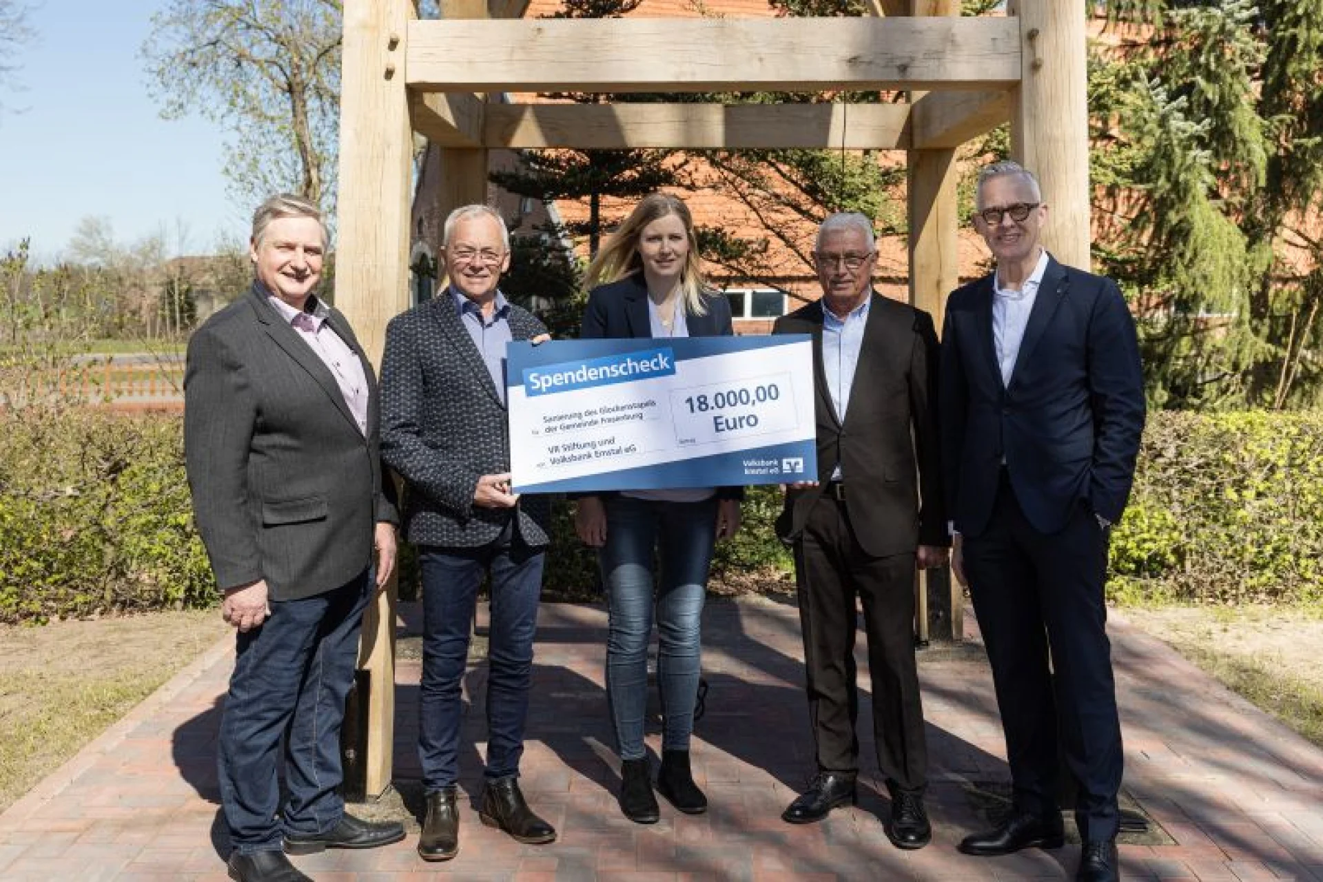 Nach der Restaurierung freuten sich alle Beteiligten über das Erreichte (v.l.): Bürgermeister Gerhard Fürst von der Gemeinde Fresenburg mit den Vertretern der Volksbank Emstal Heinrich Ahrens, Aufsichtsrat, Mitarbeiterin Stefanie Glander, Berater Bernd Terhorst sowie Vorstandssprecher Wilfried Freerks.