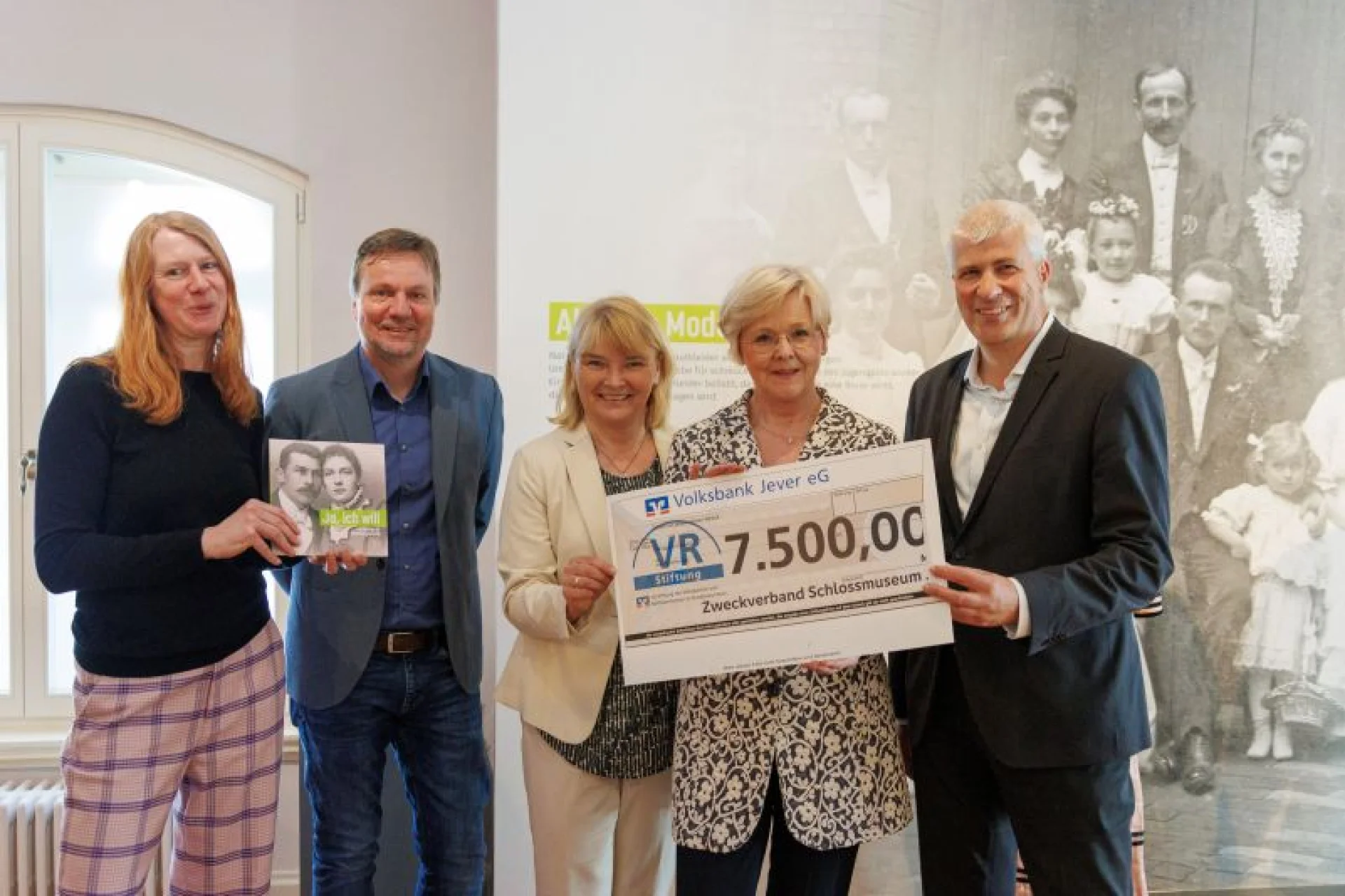 Freuten sich über die Unterstützung der Sonderausstellung über Hochzeiten im Oldenburger Land durch die VR-Stiftung und die Volksbank Jever (v.l.):  Kuratorin Dr. Maren Siems, Dr. Andreas von Seggern, stellvertretender Museumsleiter und Museumsleiterin Prof. Dr. Antje Sander. Marketingleiterin Susanne Leiting und Filialbereichsleiter Knut Kreye übergaben den symbolischen Scheck.