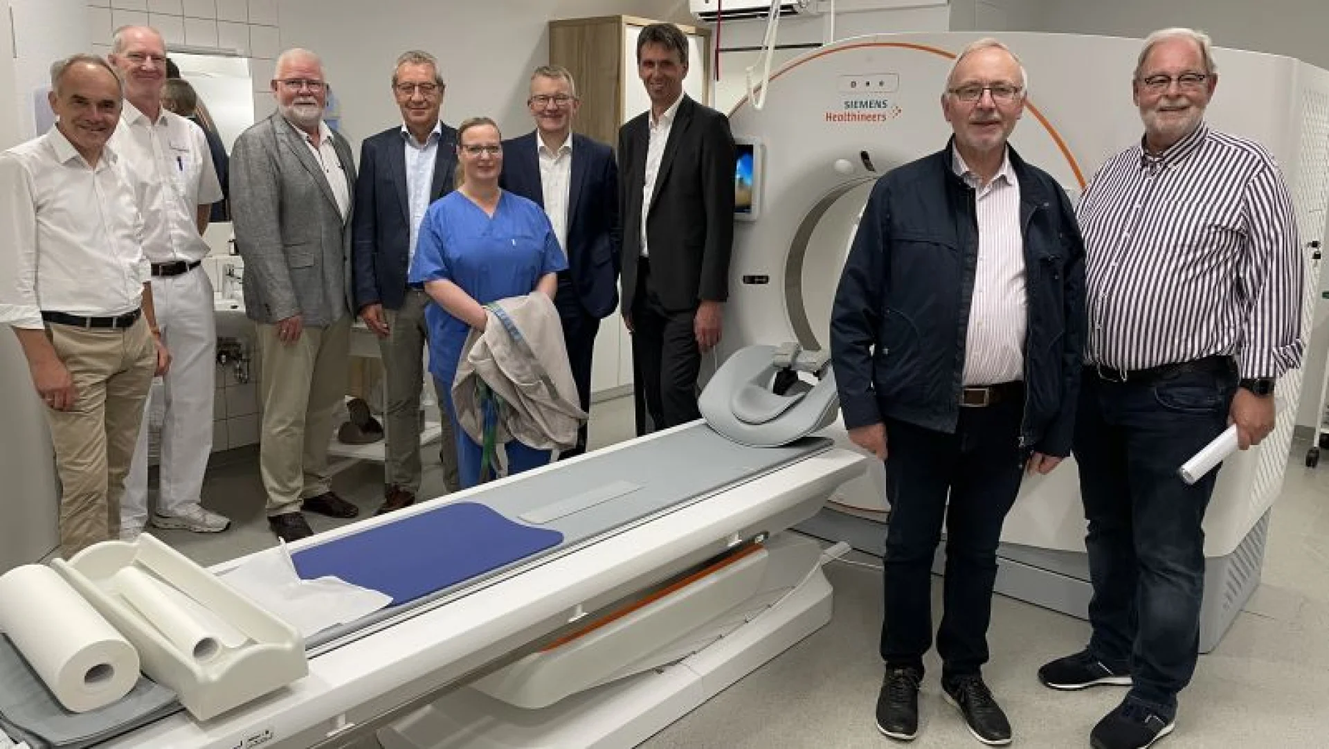 Spender und Empfänger: Über die Kombination von Schwerlast-CT und -Lift freuten sich (v.l.): Krankenhaus Geschäftsführer Bernd Wessels, Chefarzt Dr. Ralf Weise, Heiner Schütte (Förderverein), Dr. Aloys Klaus (Kleebaum-Stiftung), Pflegerin Nicole Kuper, Klaus Hüls (Volksbank eG), Johannes Freundlieb (VR-Stiftung), Bernd Rieken und Georg Litmathe (Bürgerhospitalstiftung Friesoythe).