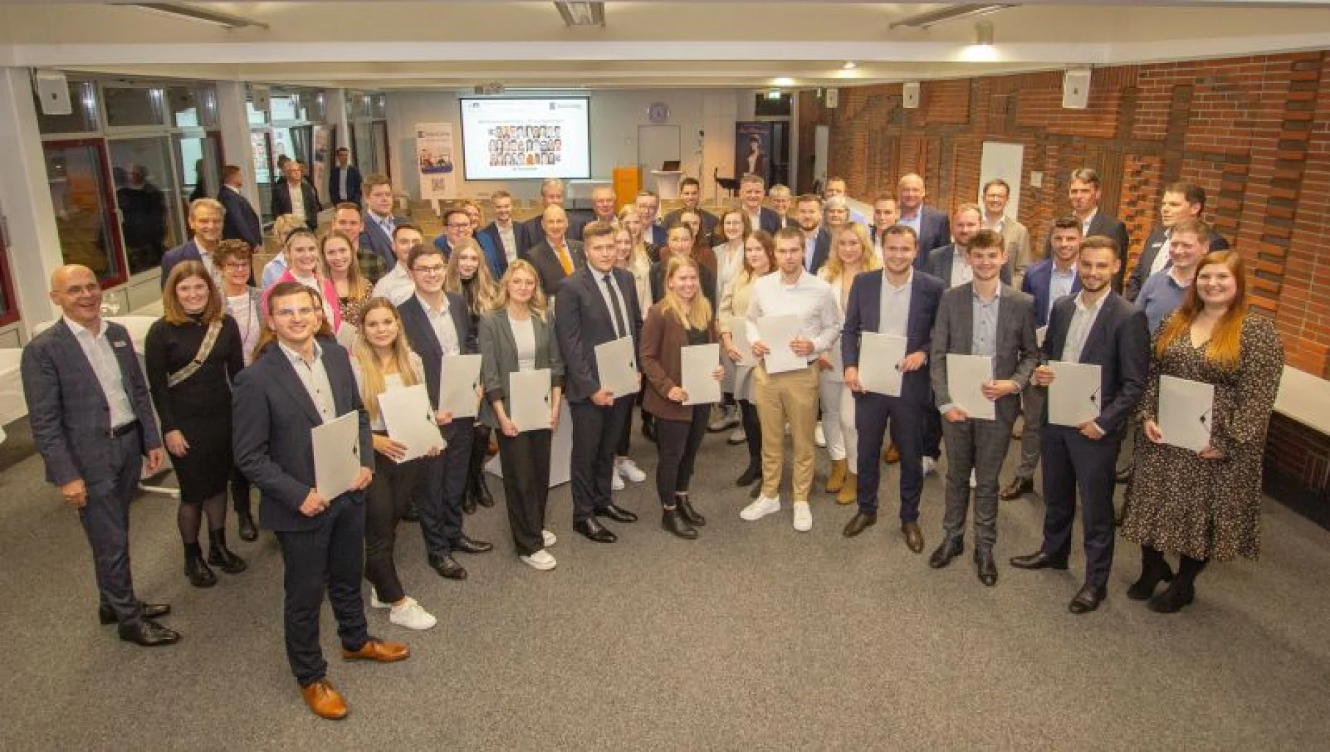 Die Absolventinnen und Absolventen mit ihrem Studienbetreuer Christian Ritter, Verbandsdirektor Johannes Freundlieb und Akademieleiter Dr. Gerhard Kroon.