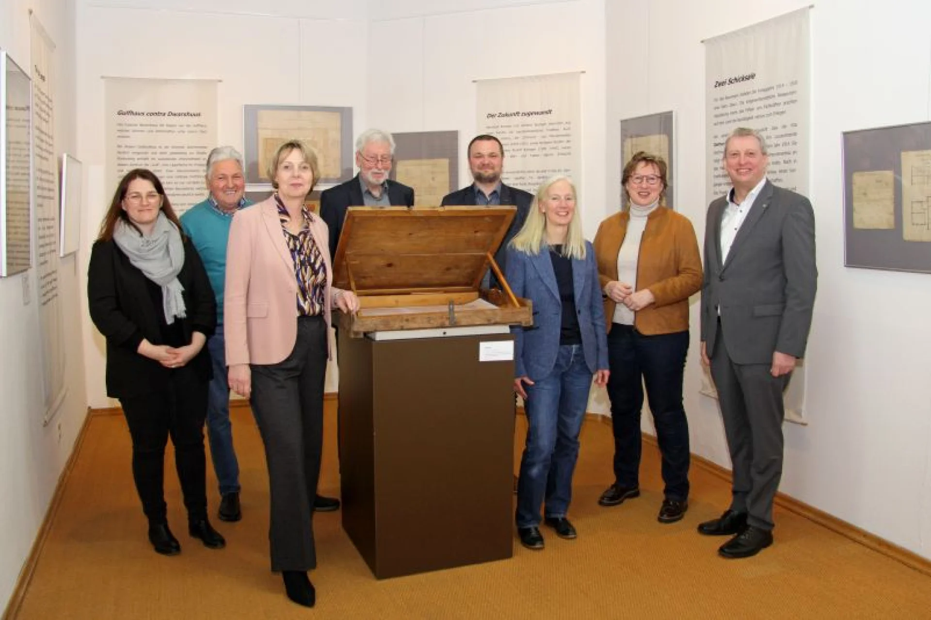 (v.l.):  Anke Kuczinski, 2. Vorsitzende des Museumsverbunds Ostfriesland und Leiterin des Museums “Leben am Meer” in Esens, Bernd Stratmann, ehrenamtlicher Mitarbeiter beim Fehn- und Schiffahrtsmuseum Westrhauderfehn und Vorstandsmitglied des Heimatvereins Overledingerland, Carmen Vietor, Prokuristin der Volksbank eG Westrhauderfehn, Bernt Strenge, 1. Vorsitzender des Heimatvereins Overledingerland, Marcus Neumann, 1. Vorsitzender des Museumsverbunds Ostfriesland und Leiter des Fehn- und Schiffahrtsmuseums Westrhauderfehn, Dr. Nina Hennig, Geschäftsführerin des Museumsverbunds Ostfriesland, Signe Foetzki, Pressesprecherin der Ostfriesischen Landschaftlichen Brandkasse, Lothar Janssen, Sprecher der Arbeitsgemeinschaft der Volksbanken und Raiffeisenbanken in Ostfriesland und Kuratoriumsmitglied der VR-Stiftung der Volksbanken und Raiffeisenbanken in Norddeutschland.