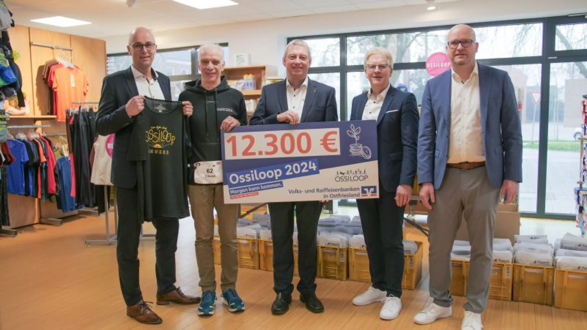 Die Kreisarbeitsgemeinschaft unterstützt das Laufevent mit 12.300 Euro (v.l.): Guido Mülder, Vorstandsmitglied der Ostfriesischen Volksbank eG, Leer, Edzard Wirtjes, Ver-anstalter, Lothar Janssen, Vorsitzender der Arbeitsgemeinschaft der Volksbanken und Raiffeisenbanken in Ostfriesland und Vorstandsmitglied der Raiffeisenbank eG, Moormerland, Mario Baumert, Vorstandsmitglied der Raiffeisen-Volksbank eG, Aurich, und Kai Stöter, Vorstandmitglied der Volksbank Westrhauderfehn.