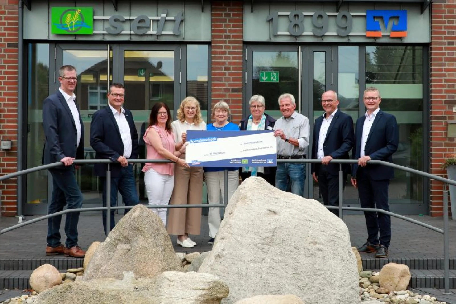 Die Vertreter der regionalen Kinderschutzbünde (Bildmitte) mit dem symbolischen Scheck bei der Übergabe durch die Vorstände der Raiffeisenbank Ems-Vechte eG Holger Terhalle (l.) neben Alfred Weersmann und Josef Mescher (r.) neben Andreas Terfehr.