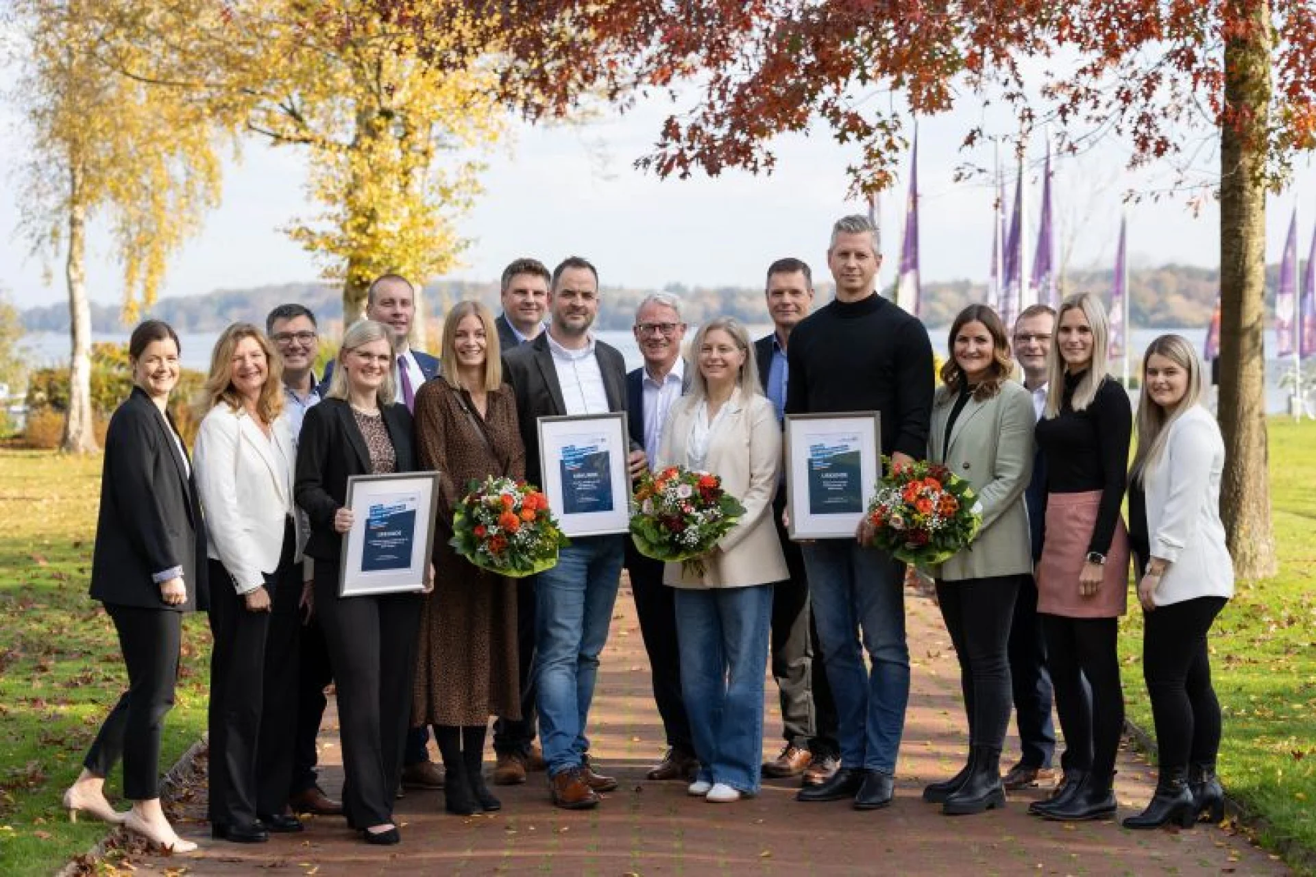 In Bad Zwischenahn wurden die Preisträger des VR-Mittelstandspreises Weser-Ems ausgezeichnet, die zusammen mit den Juroren und den Vertreterinnen und Vertretern der genossenschaftlichen Banken sowie dem Team der AGVR zu sehen sind.