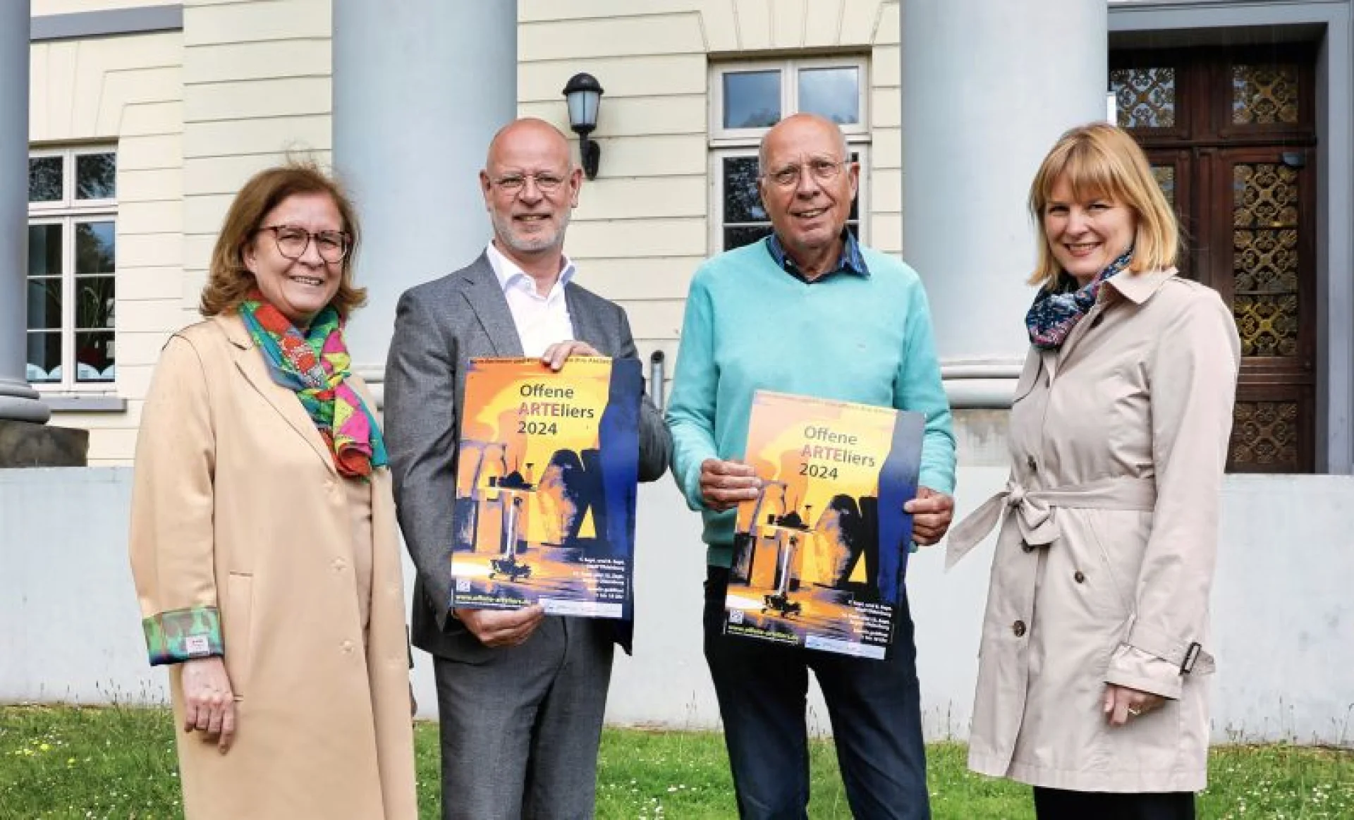 Die Sponsoren präsentieren das Programm (v. l.): Christiane Cordes, Leiterin Amt für Kultur, Museen und Sport der Stadt Oldenburg, Matthias Osterhues, Vorstand Oldenburger Volksbank eG, Horst Wilms, Vorstand Freundeskreis Bildende Kunst Oldenburg, und Dr. Franziska Meifort, Direktorin Oldenburgische Landschaft.