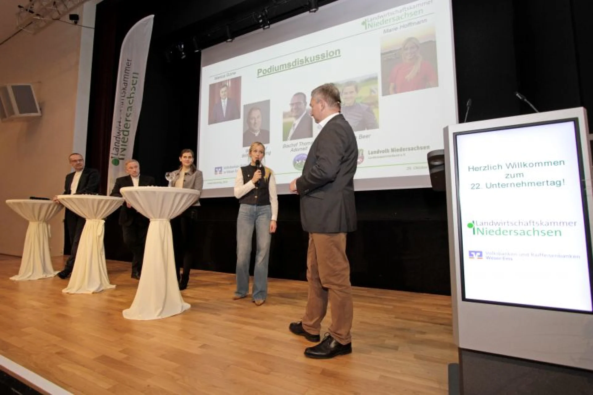Auf dem Podium diskutierten (v. l.) die Bischöfe Thomas Adomeit und Wilfried Theising mit Junglandwirtin Fenna de Beer und der Agrarbloggerin Marie Hoffmann unter der Moderation von Markus Gürne.