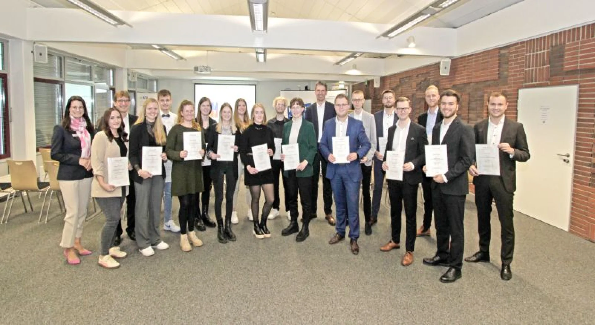 Die 18 Jahrgangsbesten wurden von den Stiftungsvorständen Johann Kramer (3. v. l.)  und Johannes Freundlieb (hinten Mitte) sowie GAW-Teamleiterin Josefine Solling (l.) ausgezeichnet.