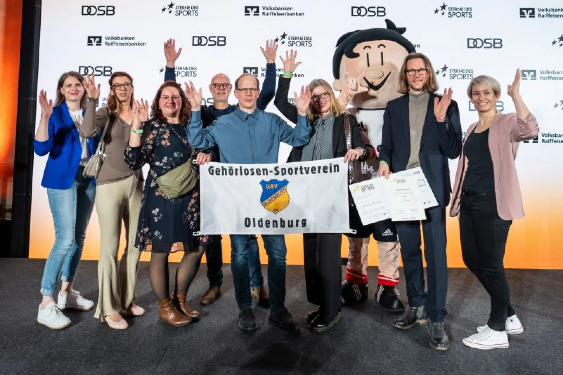 Großer Jubel aus Weser-Ems: Der Oldenburger Andre Danke (Mitte) hat den Publikumspreis gewonnen. Begleitet wurde der Vereinsvorstand von Matthias Osterhues (4.v.l.) und Christina Zschech (r.) von der Oldenburger Volksbank  sowie von der AGVR-Geschäftsführerin Stephanie Hempel (l.).