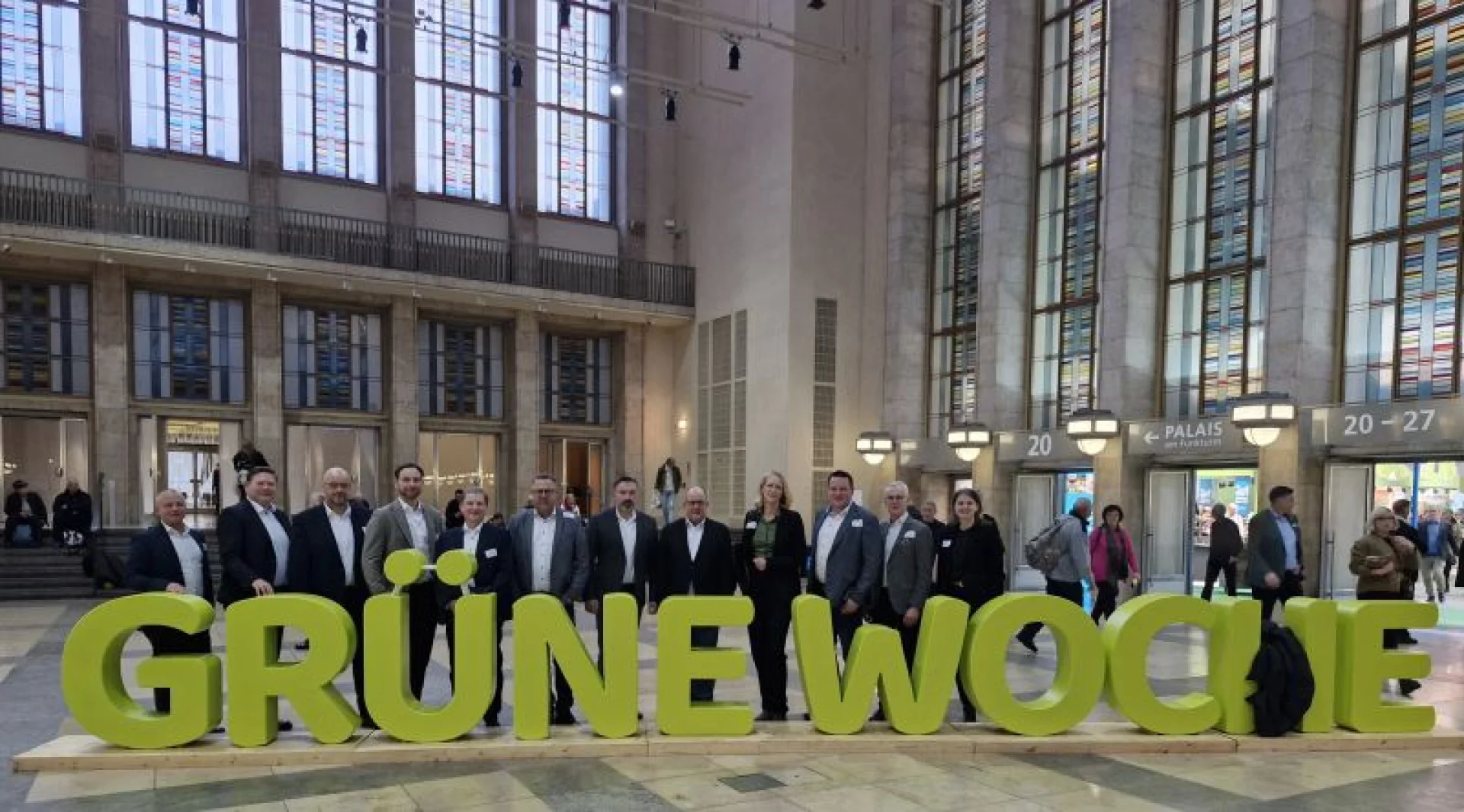 Reisten nach Berlin und hielten dort auch ihre turnusgemäße Sitzung ab: Der Arbeitskreis Landwirtschaft (v. l. ): Ulli Mitterer, GVWE, Rainer Herbers von der VR-Bank in Südoldenburg eG, Andreas Ihorst von der DZ Bank, Sven Foppe von der VR AgrarBeratung, Ralf-Peter Janik, GVWE, Horst Lammers von der Volksbank Niedergrafschaft eG, Peter Meyer von der Volksbank Westerstede eG, Andreas Heine von der Raiffeisen-Volksbank eG, Sandra Saathoff von der Raiffeisenbank eG Moormerland, Wolfgang Hammersen von der Volksbank Vechta eG, Guido Spieker von der Grafschafter Volksbank eG sowie Stephanie Hempel von der Arbeitsgemeinschaft der Volksbanken und Raiffeisenbanken in Weser-Ems.