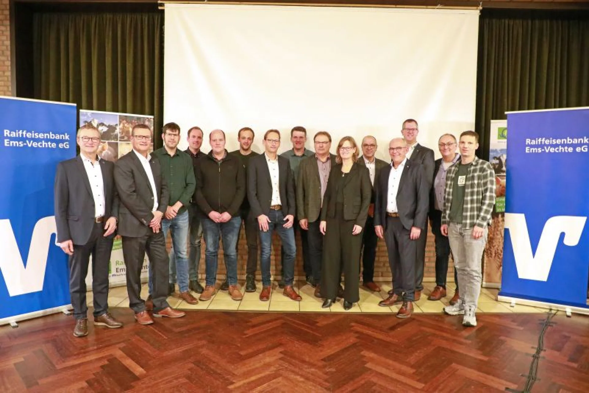 Starten in eine gemeinsame geschäftliche Zukunft (v. l.) Josef Mescher, Albert Weersmann, beide Vorstand Raiffeisenbank Ems-Vechte, die neuen Vertreter im Warenbeirat Eike Stroot, Marco Grobbe, Sebastian Oelen und Hendrik Kronemeyer, Geert Schiphouwer, Geschäftsführer der Raiffeisen-Waren Ringe-Wielen-Georgsdorf, die neuen Aufsichtsräte Jan Wesselink, Gerhard Plöns, die Aufsichtsratsvorsitzende Irmgard Rolfes-Hinson und ihr Stellvertreter Heinrich Behnen, Andreas Terfehr, Holger Terhalle, beide Vorstand Raiffeisenbank Ems-Vechte, sowie das neu gewälte Auftsichtsratsmitglied Jan Deters und Jan Lutter als neues Mitglied im Warenbeirat.