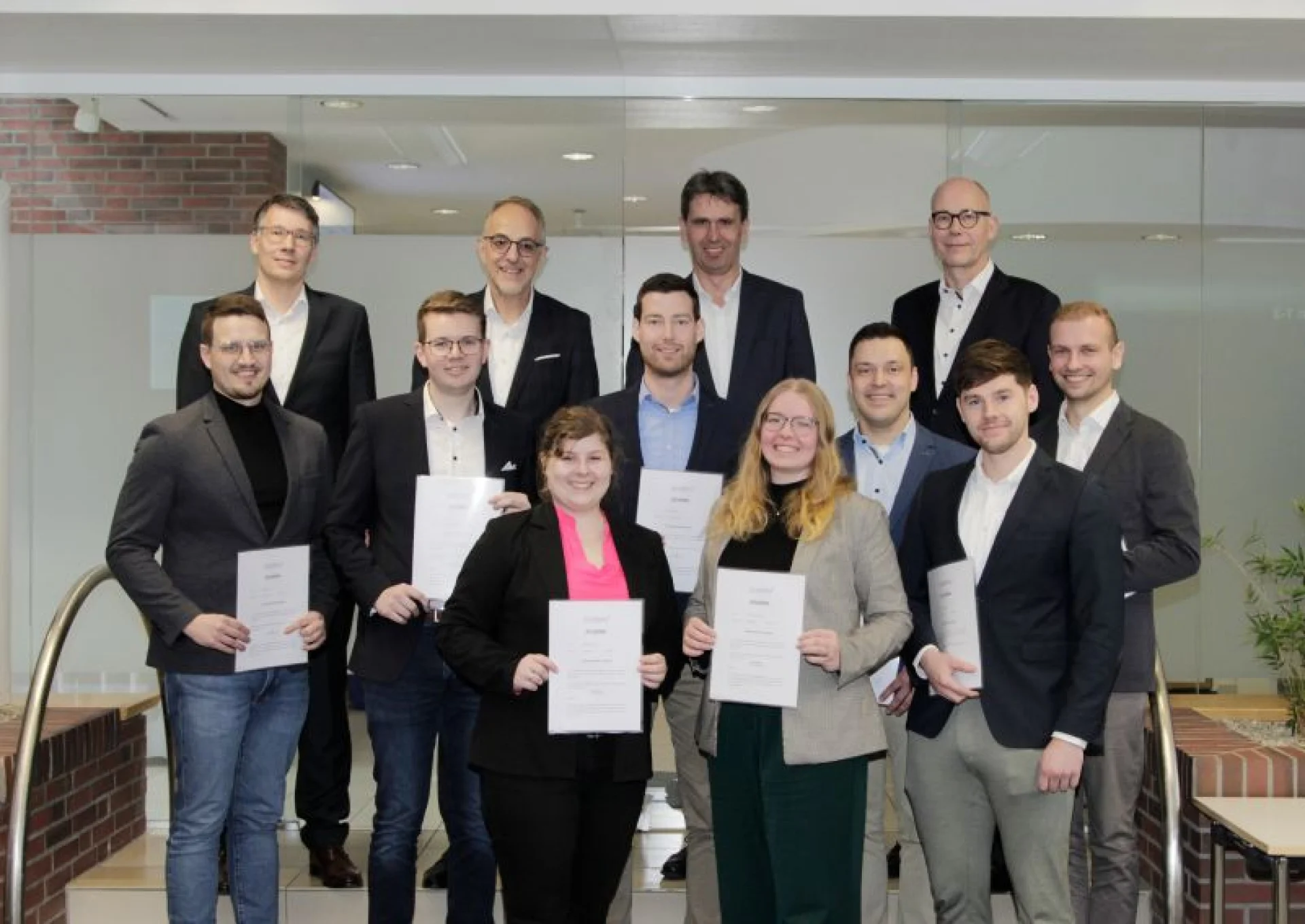 Unsere acht neuen Prüferinnen und Prüfer (von links untere Reihen): Mike Rosenau, Julian Giese, Johanna Geerken, Markus Schlömer, Sintje Kampen-Frederichs, Renke Schröder, Frederik Schnieders und Jakob Koczy. Herzliche Glückwünsche gab es von (obere Reihe von links): Prüfungsdienstleiter Torben Lange, den Verbandsdirektoren Axel Schwengels und Johannes Freundlieb sowie Prüfungsdienstleiter Stefan Grüterich.