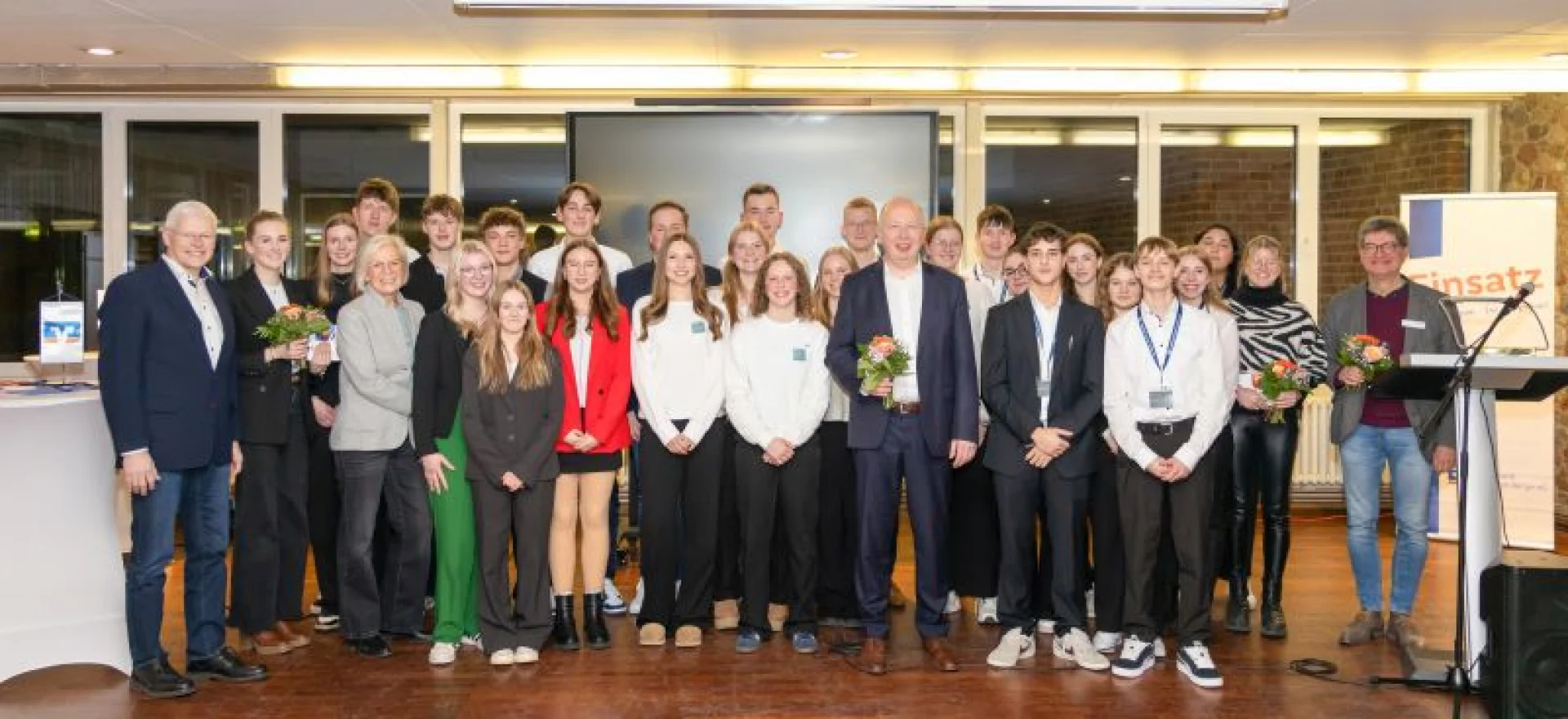 Die Teilnehmenden am MIG-Unternehmensplanspiel mit den Vertreterinnen und Vertretern des Gymnasiums Ludger Kässens, Leiter, und seiner Stellvertreterin Sabine Nieberding, Thomas Kühn vom BNW sowie Vorstandsmitglied Thomas Große-Klönne, Franziska Guse und Emma Langmann von der Volksbank Dammer Berge.