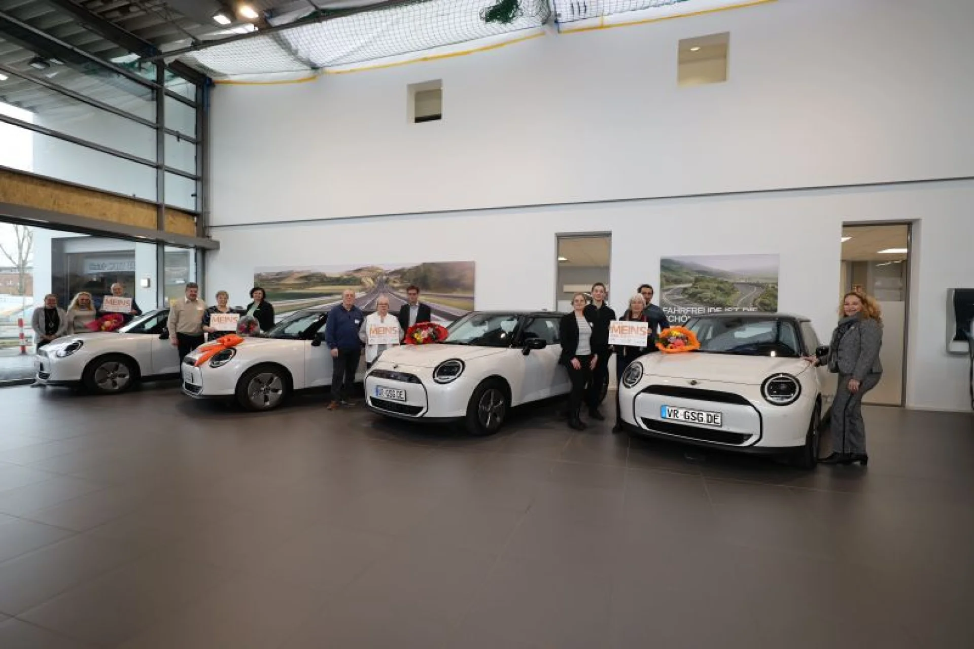 Die vier Gewinnerinnen und Gewinner der Zusatzverlosung erhielten in Hannover im Februar ihren MINI (v. l.): Uwe Wilke (Kunde der Volksbank Vechta eG), Petra Trosin (Kundin der Oldenburger Volksbank eG), Jenny Theesfeld (Kundin der Raiffeisen-Volksbank Fresena eG) und Manfred Peters (Kunde der Volksbank Lüneburger Heide eG). Mit dabei waren Familienangehörige und die jeweiligen Kundenberaterinnen und -berater sowie Geschäftsführerin Ute Kausch (r.)