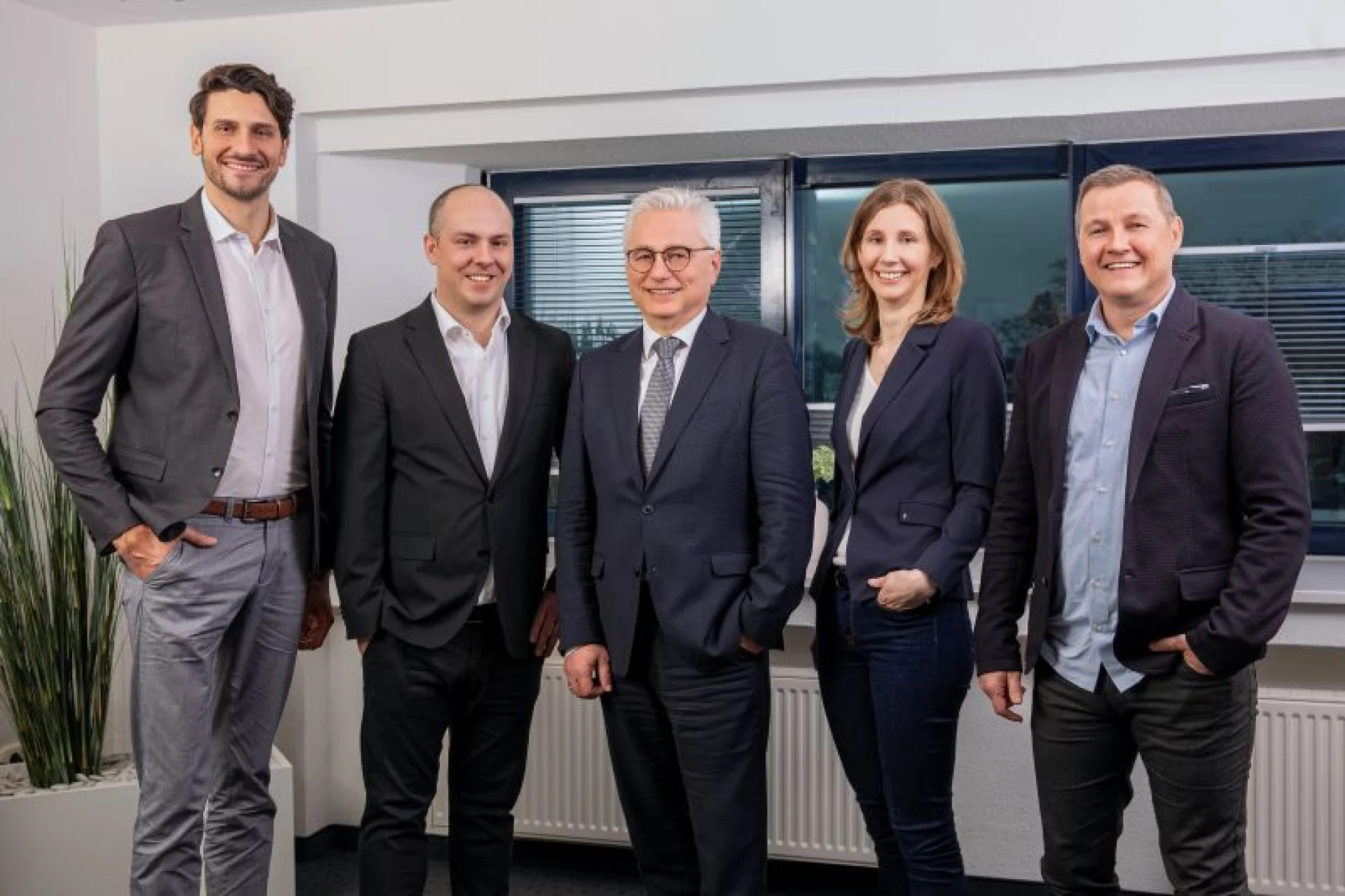 Josef Bischof (Mitte) mit seinen beiden Vorstandskollegen Erwin Brake (v. r.) und Lena Timrott sowie den beiden Bereichsleitern Dragan Rosic (v. l.) und Marius Seppelfricke.