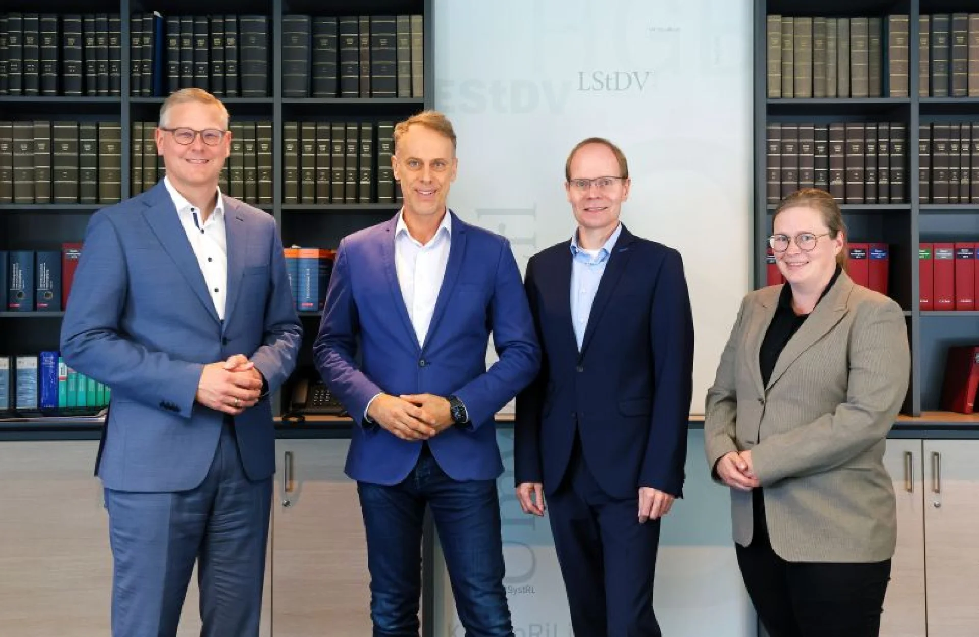 Cord Schiplage (GS), Johannes Kohnen (agron), Alexander Fleming (Fleming + Wendeln) und Jana Scholz (GS) bei der Vertragsunterzeichnung