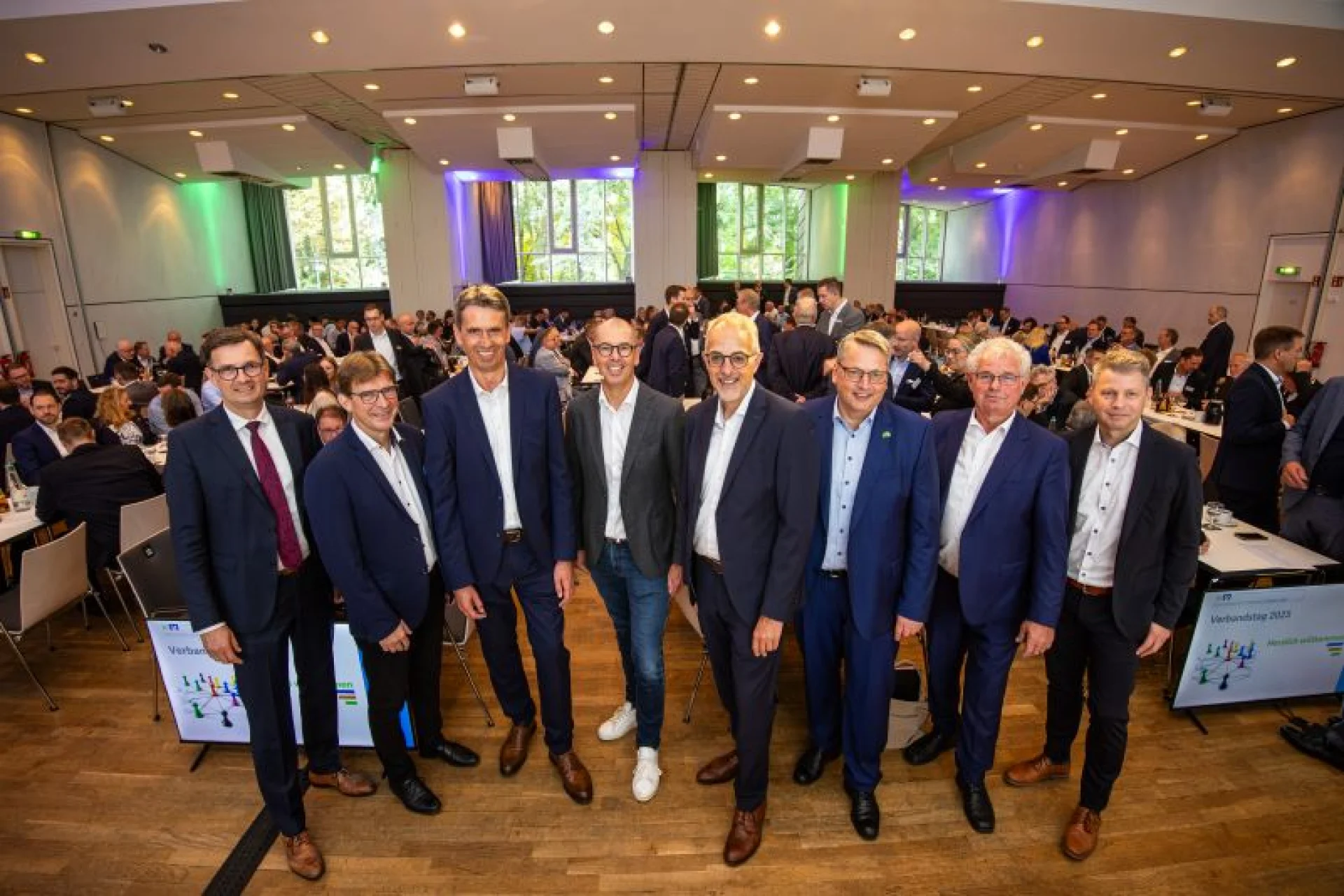 Jürgen Fuhler (Präsidiumsmitglied), Johann Kramer (Vorsitzender des Verbandsrates), Johannes Freund-lieb (Verbandsdirektor), Hans Joachim Reinke (Vorstandsvorsitzende der Union Asset Management Holding AG), Axel Schwengels (Verbandsdirektor), Hermann Mammen (Präsidiumsmitglied), Franz Meyer (Präsidiumsmitglied) und Ralf Stolte (Vorsitzender des Rechnungsausschusses) v.l.