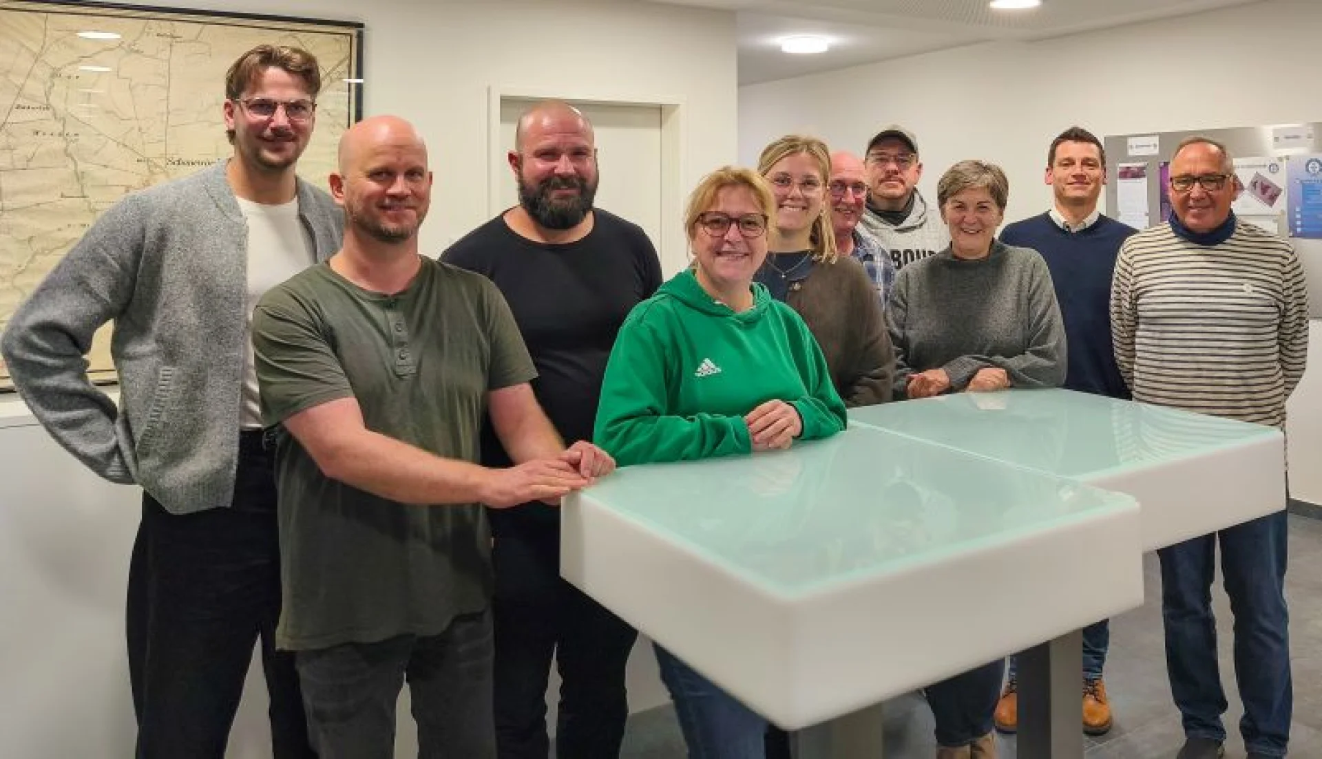 Freut sich über die neue Genossenschaft: Das Gründerteam mit Jannick Sudmeyer (v.l.), Benjamin Kröger, Marcel Cauers, Katrin Bendig, Marieke Herz, Peter Wilde, Hanko Meinecke, Angelika Hansen, Dennis Dornuf und Werner Günzel.