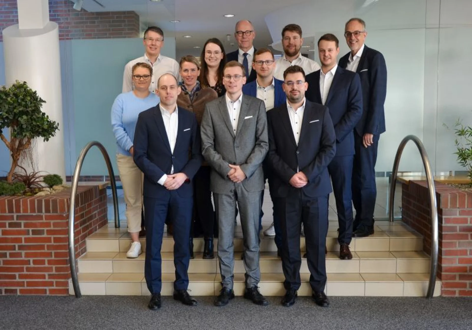 Die Prüfungsdienstleiter Torben Lange und Stefan Grüterich gratulierten gemeinsam mit Verbandsdirektor Axel Schwen-gels (hinten v. l.) den neuen Verbandsprüfern Saskia Sauer, Annika Pophanken, Corinna Bruns, Hannes Widder, Henrik Siebels, Jonas Neebuhr (Mitte v. l.) sowie Fritz-Michael Hoffmann, Dominik Ortmann und David Stiben (vorne v. l.).