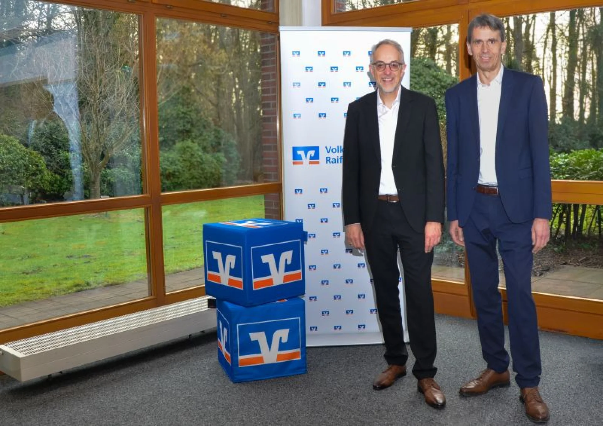 Die Verbandsdirektoren (v.l.) Axel Schwengels und  Johannes Freundlieb freuen sich über eine positive Entwicklung bei den Mitgliedsbanken des Genossenschaftsverbandes Weser-Ems