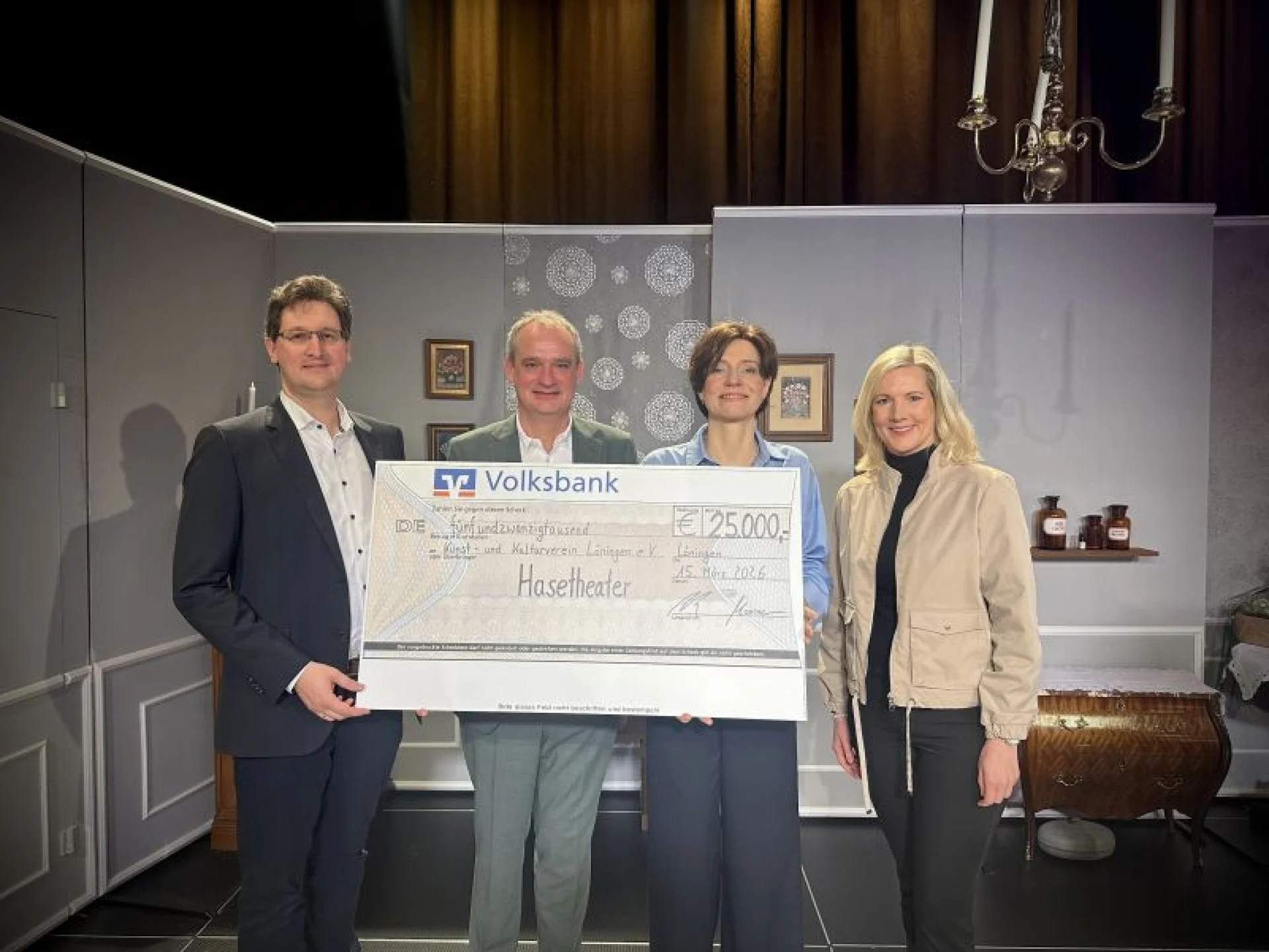 (v.l.) Frank Bertke (Vorstand Volksbank eG Löningen), Uwe Berning und Walburga Abeln (beide Vor sitzende haseTHEATER) und Kristin Moormann (Vertriebsmanagement Volksbank eG Löningen)